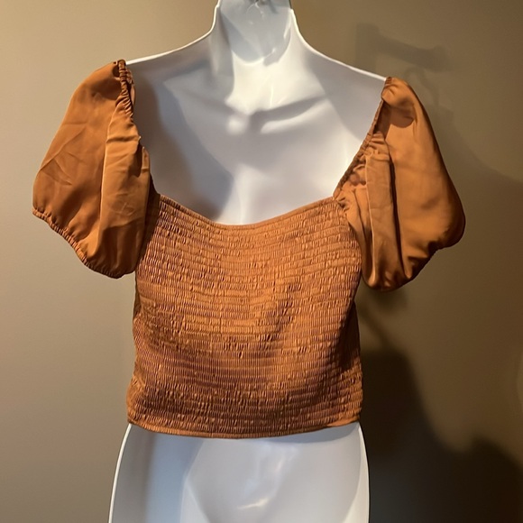 Size large cropped top can be worn off or on the shoulders! - Picture 3 of 6